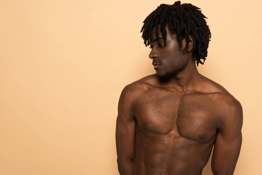 pohledný africký Američan bez trička muž na béžové - Fotografie, Obrázek