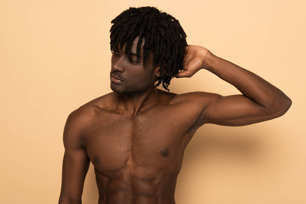 Yakışıklı, seksi, üstsüz, bej giyen Afrikalı Amerikalı adam. - Fotoğraf, Görsel