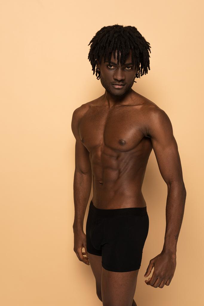 séduisante homme noir américain torse nu sur beige
 - Photo, image