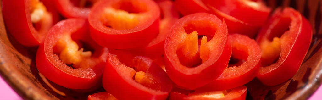 tiro panorâmico de pimentas vermelhas e picantes na tigela
 - Foto, Imagem
