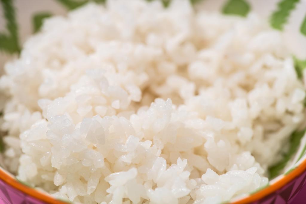 enfoque selectivo del arroz blanco en un tazón
  - Foto, imagen
