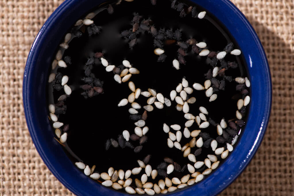 Susam ve tuzlu soya sosunun üst görüntüsü  - Fotoğraf, Görsel