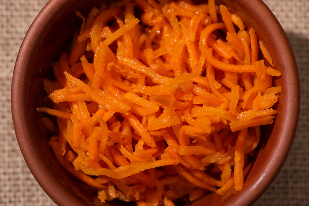 πάνω όψη του πορτοκαλιού και νόστιμο καρότο σε μπολ - Φωτογραφία, εικόνα