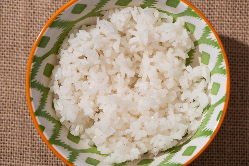 vista dall'alto di riso bianco in ciotola
  - Foto, immagini