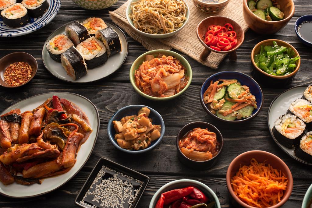 messa a fuoco selettiva di piatti coreani tradizionali e gustosi sulla superficie di legno
  - Foto, immagini