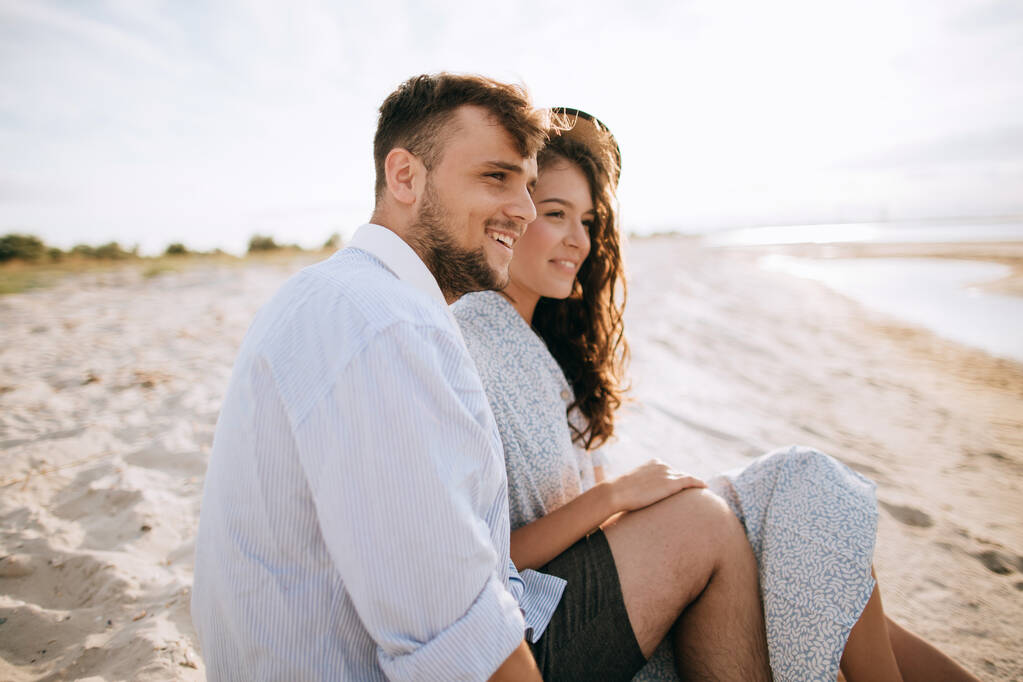 Sommerurlaub auf der Insel. Junges verliebtes Paar umarmt sich am Strand - Foto, Bild