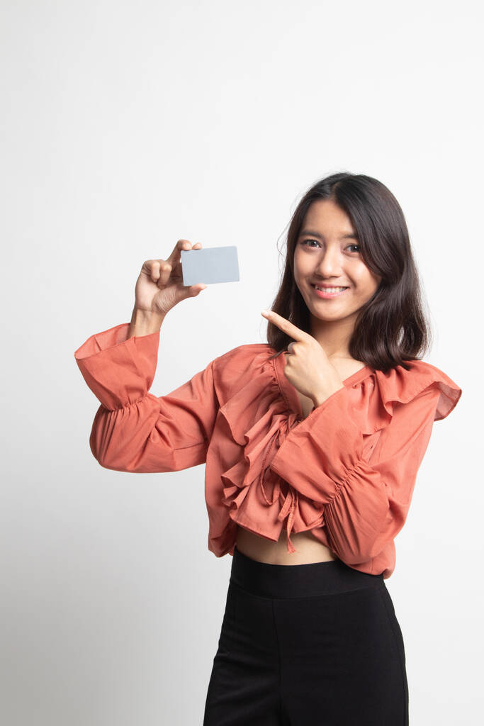 Fiatal ázsiai nő mutat egy üres kártya fehér háttér - Fotó, kép