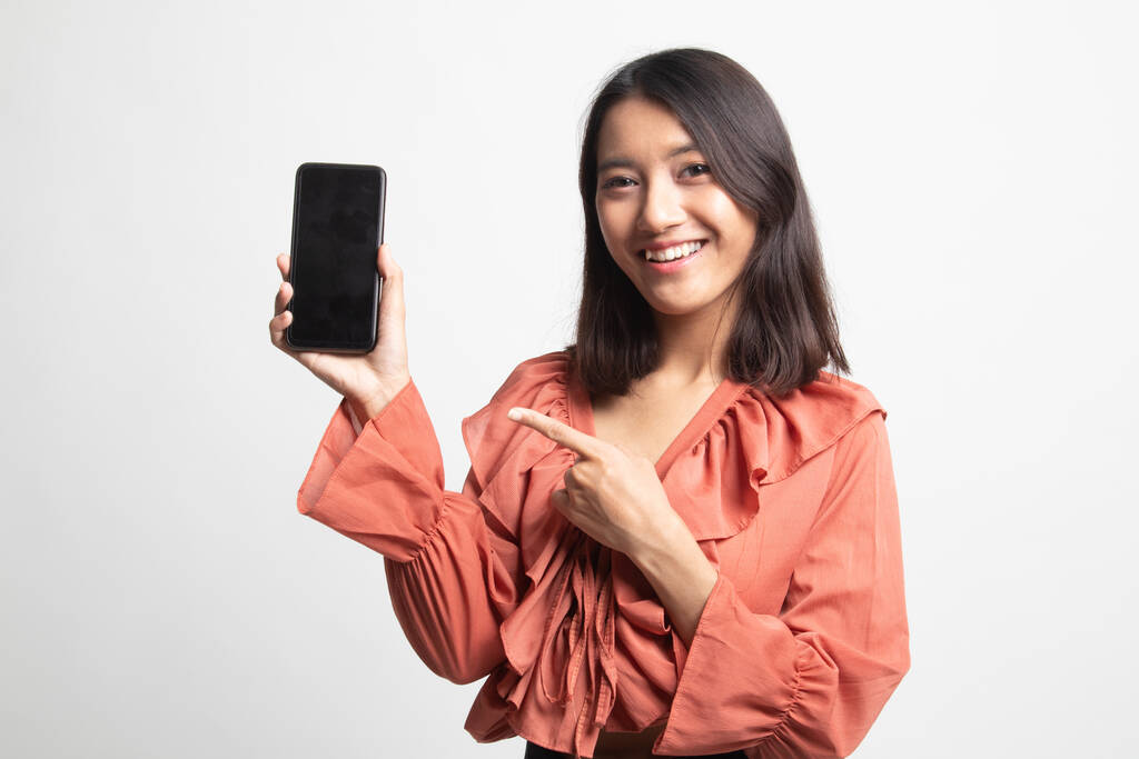 Mladá asijská žena bod na mobilní telefon na bílém pozadí - Fotografie, Obrázek
