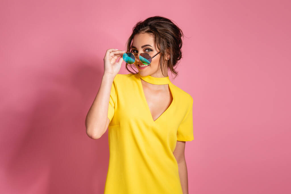 Hermosa chica en ropa colorida con gafas de sol
 - Foto, Imagen