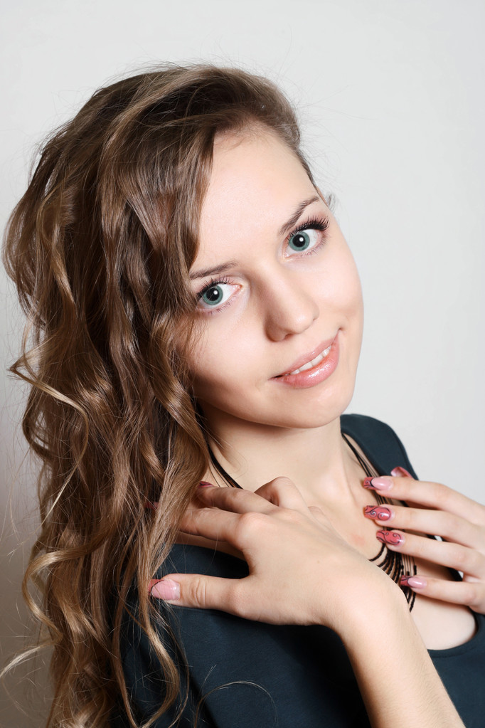 красивая милая женщина с блестящими кудрявыми волосами студии
 - Фото, изображение