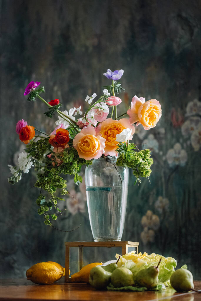Wazon z pięknymi płatkami róż kwiat bukiet na stole na zielonym tle koloru. Miejsce na tekst - Zdjęcie, obraz