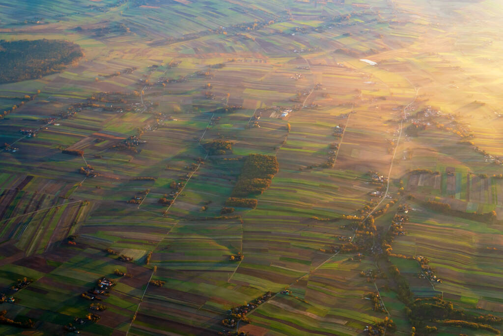 Вид с воздуха на польские леса и холмы в утреннее время восхода солнца. Автумн, Европа
. - Фото, изображение