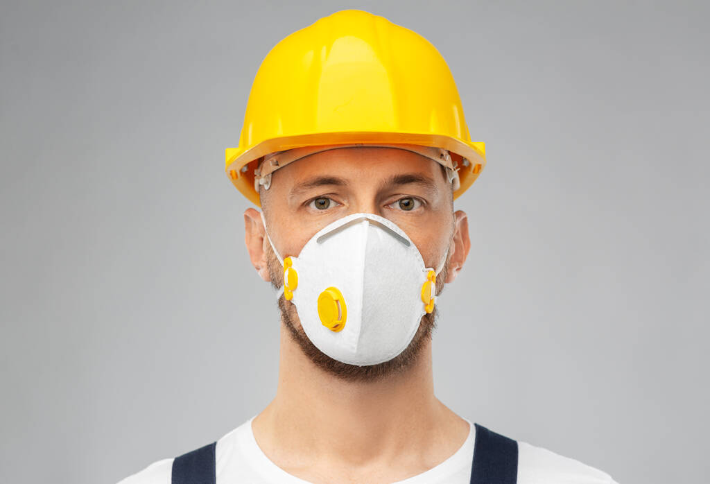 trabajador masculino o constructor en casco y respirador - Foto, imagen