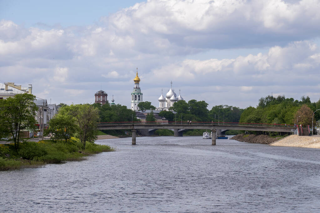 Río Vologda en el verano. Vista de la pasarela y la Catedral de Santa Sofía. Vologda, Rusia
 - Foto, imagen