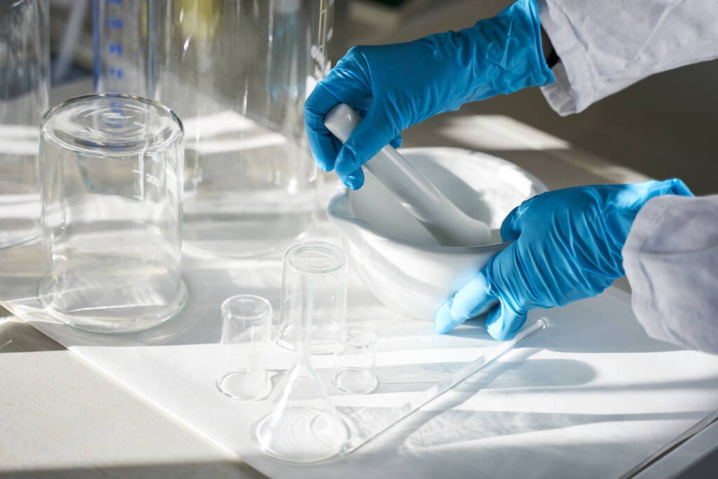 Лабораторный натюрморт с лабораторным стеклом и раствором и пестиком, инструменты для хранения лаборантов, крупный план
 - Фото, изображение