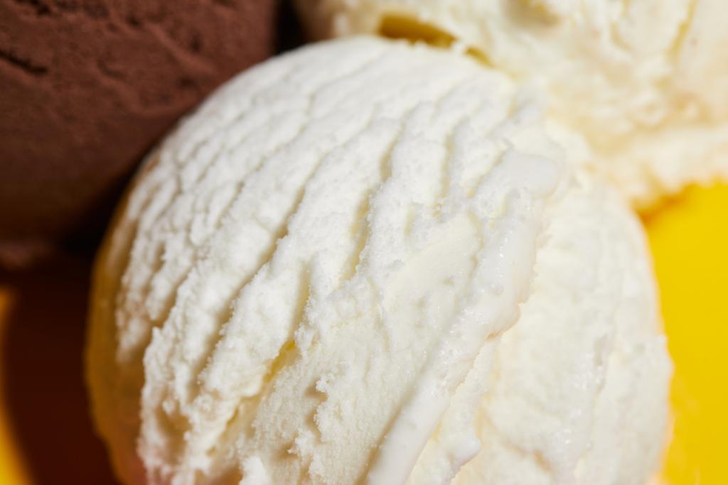 закрытый вид на вкусное белое мороженое
 - Фото, изображение