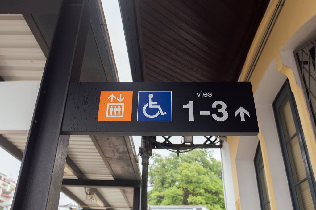Знаки и символы на табличке с названием железнодорожного вокзала в Каталонии, Испания
  - Фото, изображение