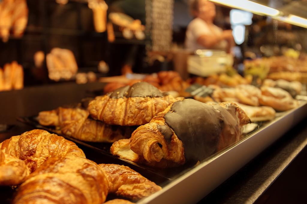 Выбор вкусных круассанов для пекарни в Каталонии, Испания
  - Фото, изображение