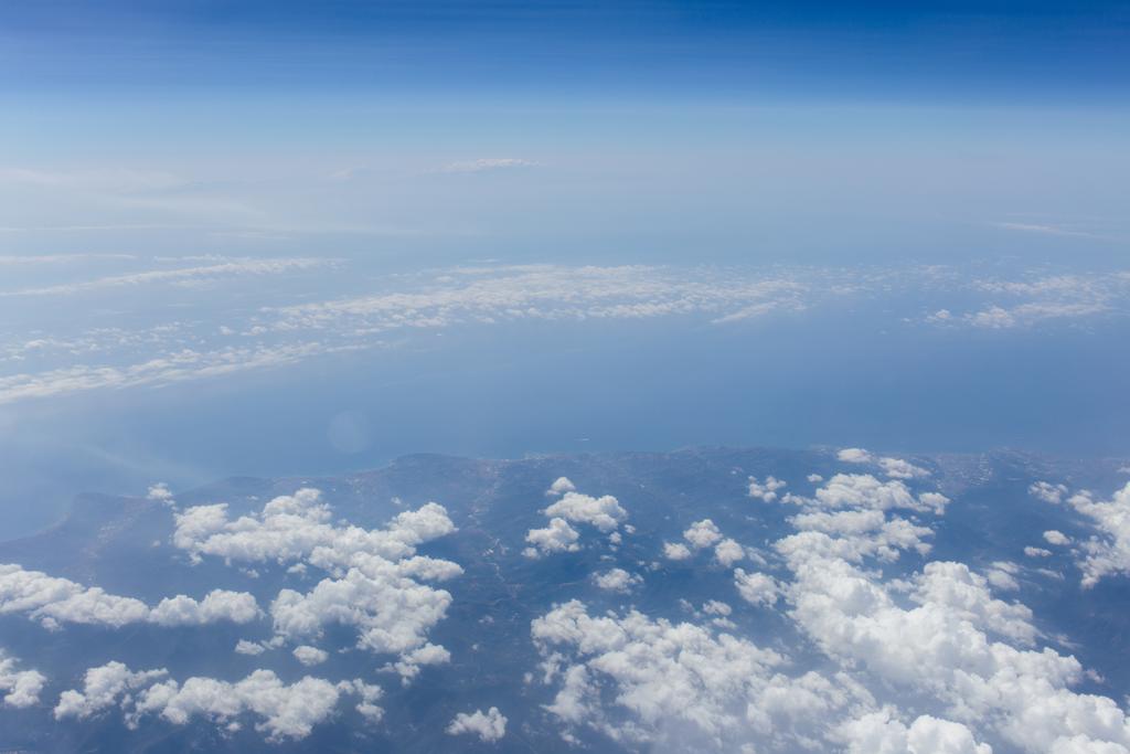 Vue aérienne des nuages au-dessus de la mer et de la côte de Catalogne, Espagne
  - Photo, image