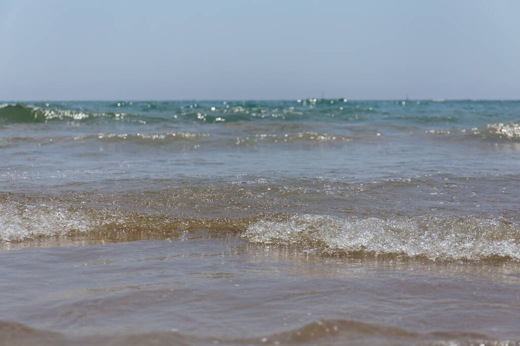 Вибіркове фокусування морських хвиль з синім небом на задньому плані в Каталонії (Іспанія).  - Фото, зображення