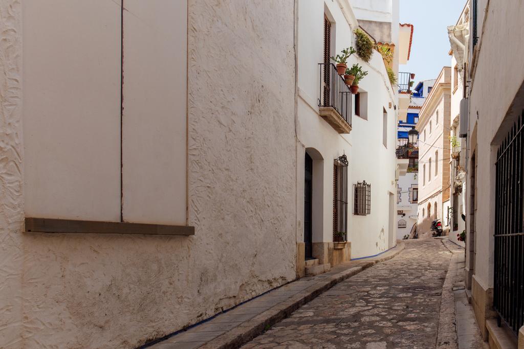 窓のグリルとスペインのカタルーニャの石畳の歩道を持つ都市の通り  - 写真・画像