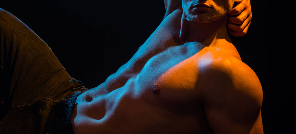 Seksowny gej. Atletic Man model fitness z silnym tułowia pokazuje sześciopak abs. Mięśnie brzucha. Człowiek sześciopak. - Zdjęcie, obraz