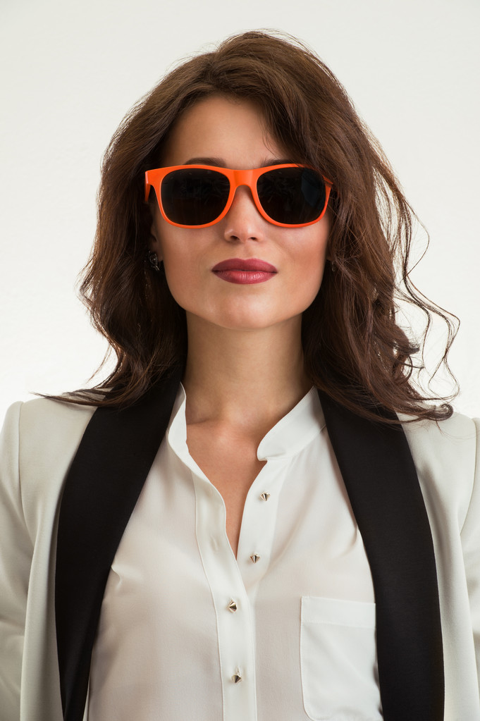 Bella empresaria lleva gafas de sol - Zdjęcie, obraz