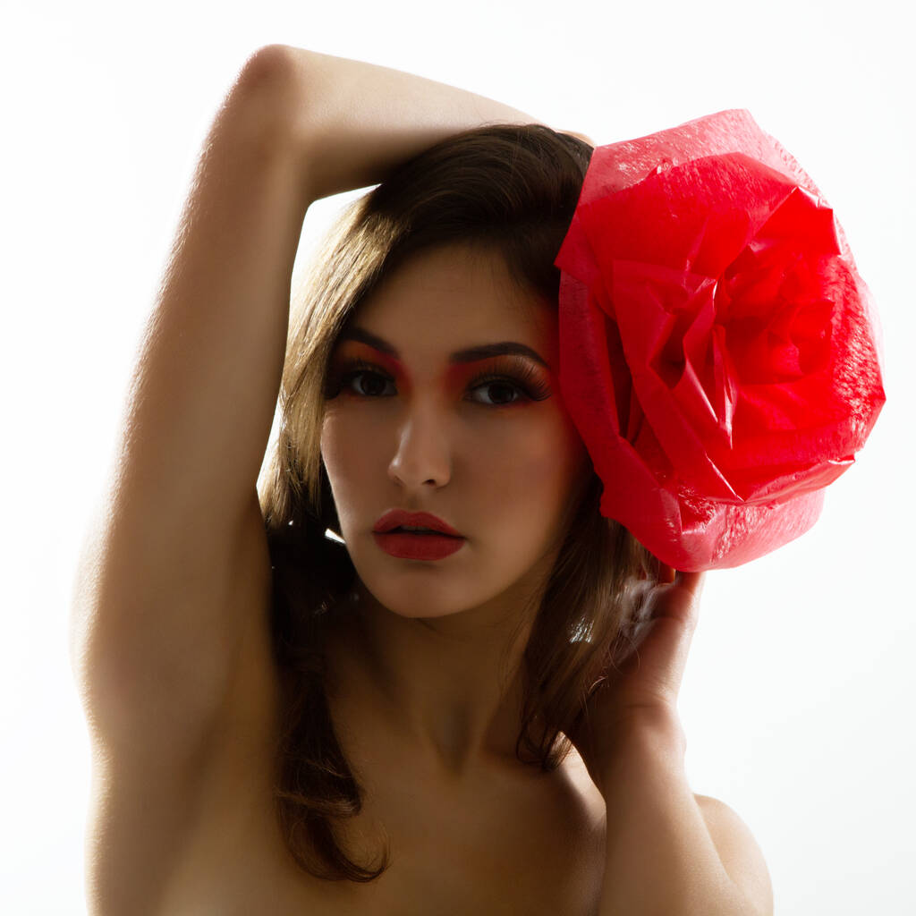 Vintage ritratto di moda ragazza glamour con fiore rosso tra i capelli, su bianco. Colpo in studio. Stile spagnolo Carmen - Foto, immagini