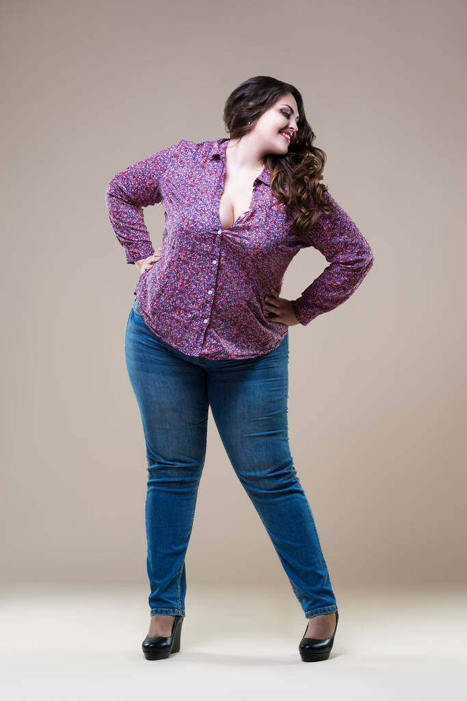 Sexy plus velikost modelu v ležérní oblečení, tlustá žena na béžovém pozadí, tělo pozitivní koncept - Fotografie, Obrázek