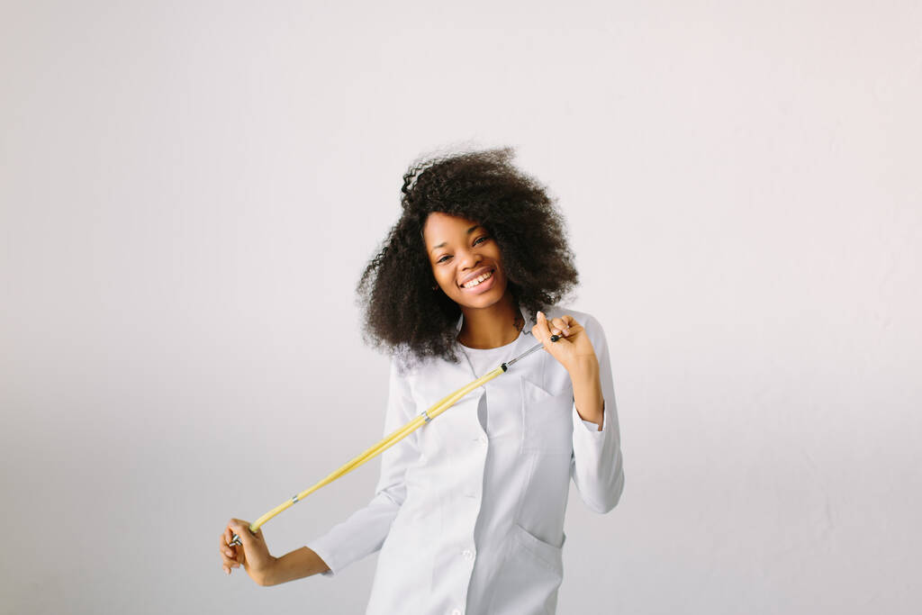 Happy African American zaufany lekarz kobieta izolowane na białym tle - Zdjęcie, obraz