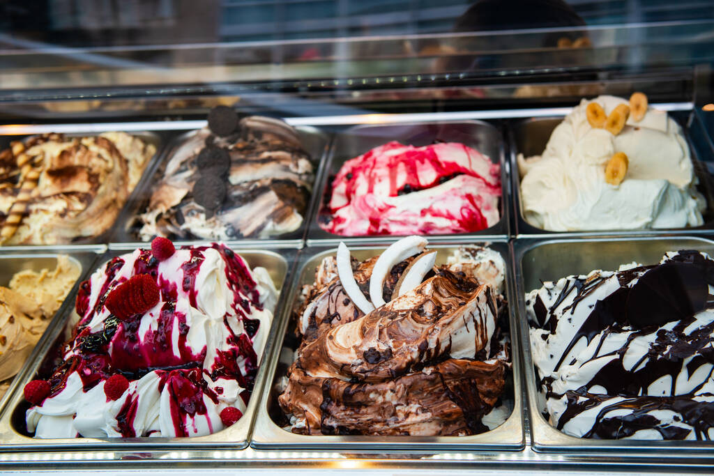 Jäätelöä Roomassa. Italialaista gelatiinia. Jäätelökahvila, näyttelyikkuna makeisilla
. - Valokuva, kuva