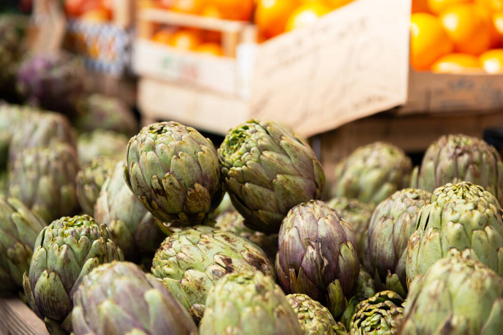 Artischocken. Gemüsemarkt in Italien. Landwirtschaftliche Lebensmittel. Frische Bioprodukte. - Foto, Bild