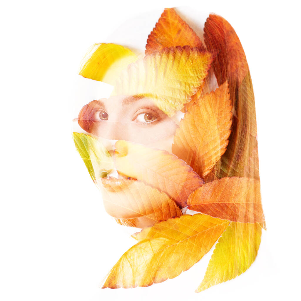 Portrait double exposition de belle jeune femme rousse et feuilles d'automne isolées sur fond blanc. Concept automnal saisonnier élément design - Photo, image