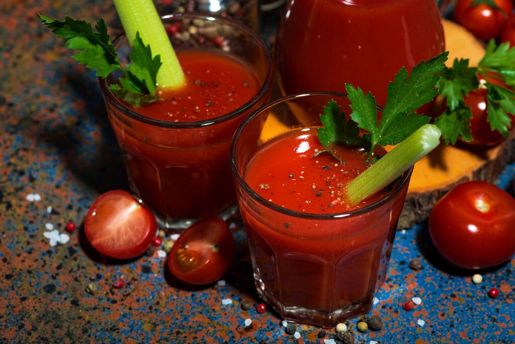 vers tomatensap met selderij in glazen kopjes, bovenaanzicht horizontaal - Foto, afbeelding