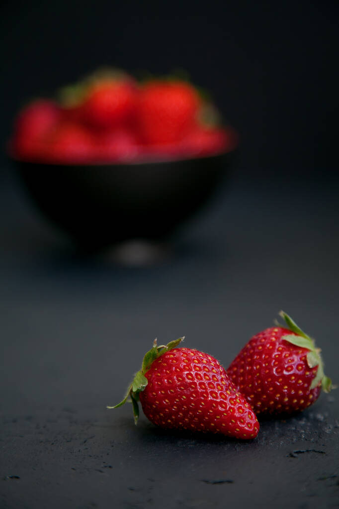 Fresas jugosas frescas rojas de cerca sobre un fondo negro
 - Foto, Imagen