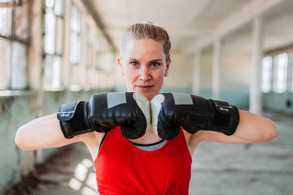 Genç, formda bir bayan boksörün portresi. Spor, aktif yaşam tarzı - Fotoğraf, Görsel