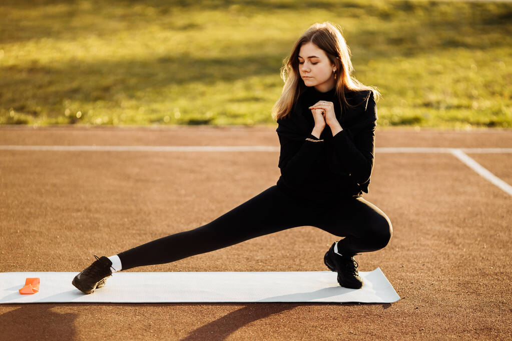 Mujer en forma joven haciendo ejercicio en el parque
 - Foto, imagen