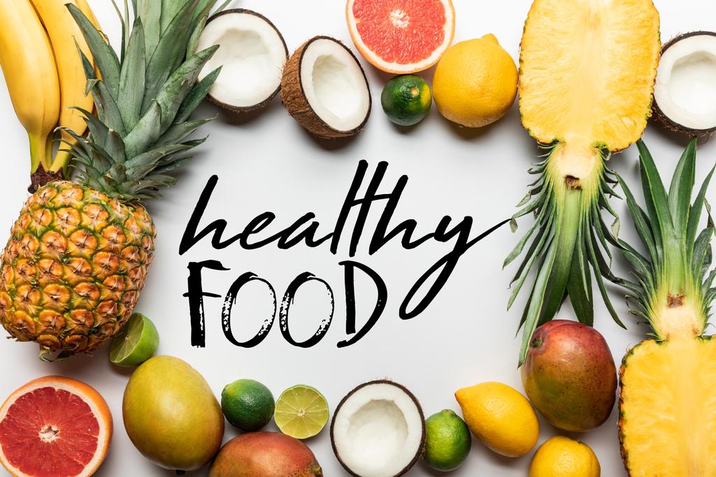 marco hecho de frutas exóticas orgánicas sobre fondo blanco con ilustración de alimentos saludables
  - Foto, imagen