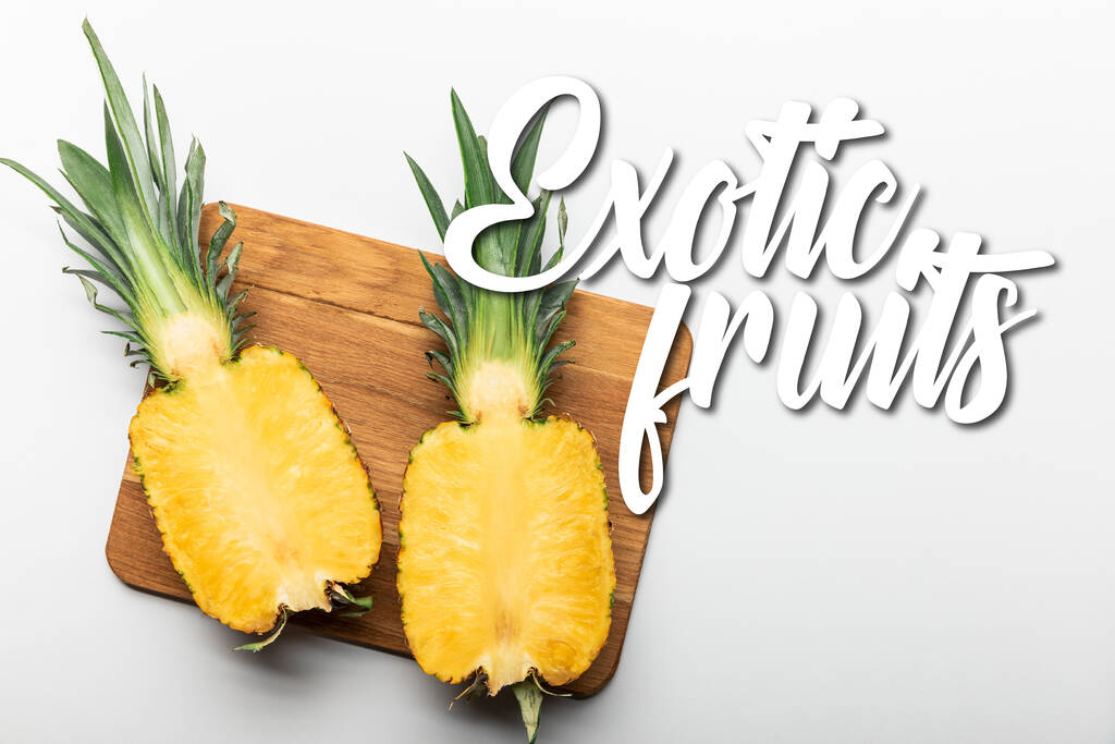 vista superior de la piña amarilla madura cortada sobre tabla de cortar de madera sobre fondo blanco con ilustración de frutas exóticas
 - Foto, Imagen