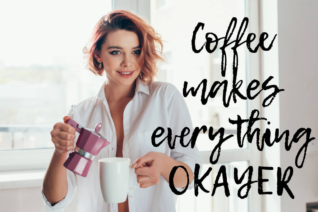 mooi meisje gieten koffie uit pot op quarantaine met koffie maakt alles okayer belettering - Foto, afbeelding