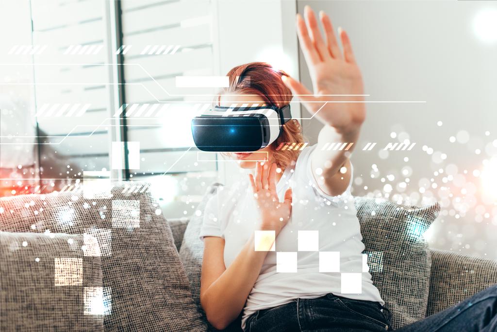 érzelmi nő gesztikulál, és használja a virtuális valóság headset pixel otthon elszigetelten  - Fotó, kép