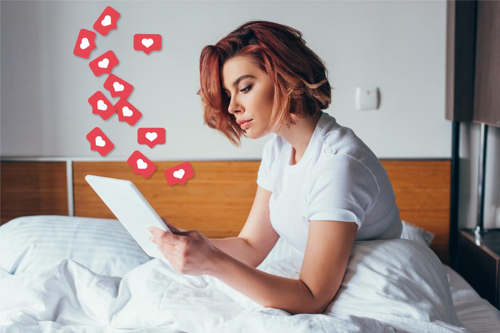 schöne junge Frau mit digitalem Tablet mit Herzzeichen im Bett unter Quarantäne  - Foto, Bild
