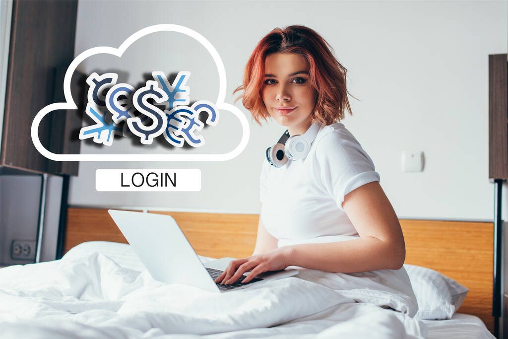 attraktives Mädchen mit Kopfhörern mit Laptop im Bett auf Selbstisolation mit Login-Zeichen - Foto, Bild