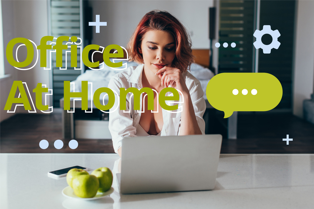 attraente freelance che lavora su computer portatile a casa su autoisolamento con ufficio a casa lettering
 - Foto, immagini