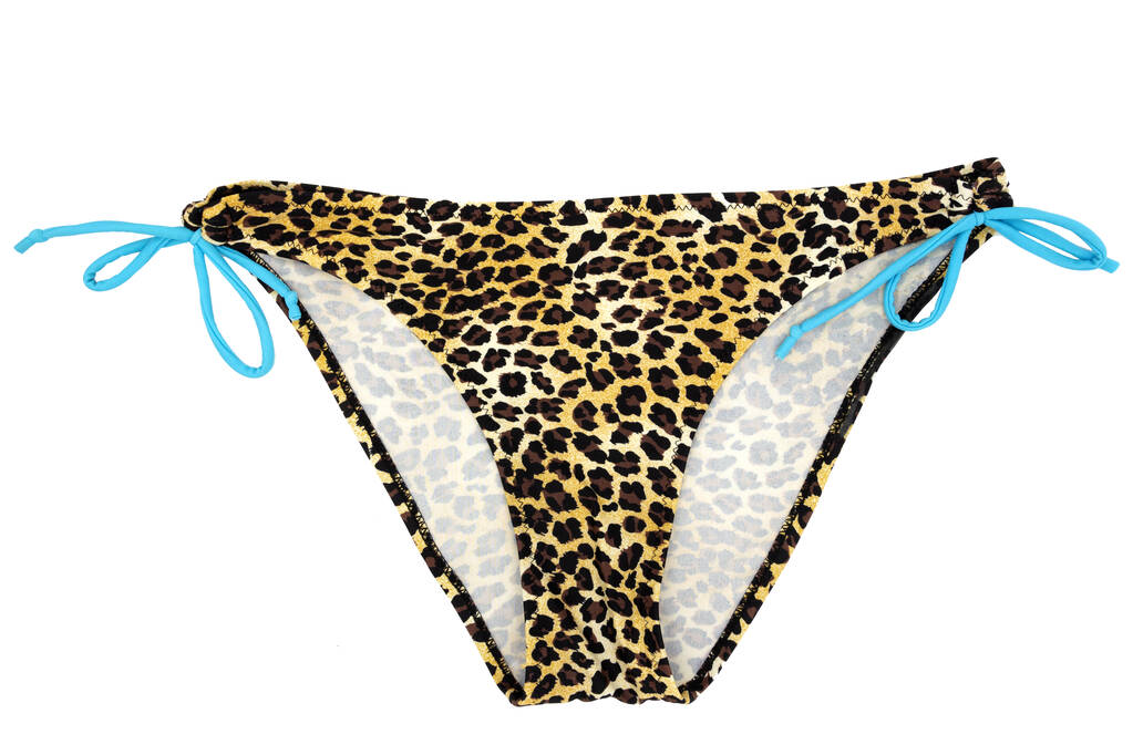 Pantalones de baño de leopardo multicolor para mujer con lazos aislados sobre un fondo blanco
. - Foto, Imagen