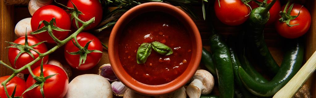 vista superior de la deliciosa salsa de tomate en un tazón cerca de verduras frescas maduras, setas, plano panorámico
 - Foto, Imagen