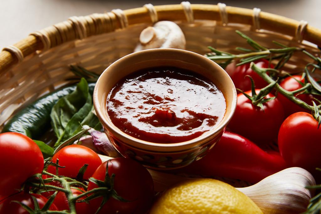 deliciosa salsa de tomate con verduras frescas maduras en cesta
 - Foto, Imagen