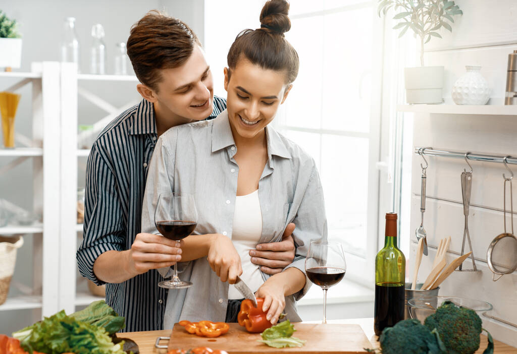 Здорова їжа вдома. Щаслива закохана пара готує правильну їжу на кухні
.  - Фото, зображення