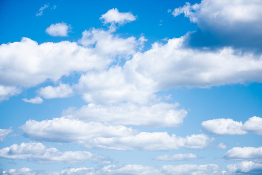 美しい青空と白いふわふわの雲 ロイヤリティフリー写真 画像素材