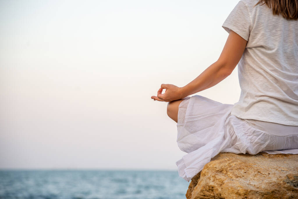 жінка медитує на морі
 - Фото, зображення